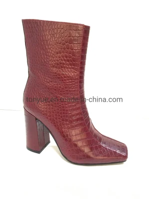Женские модные ботинки из змеиной кожи на высоком каблуке и квадратном носке.