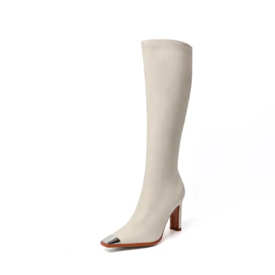  Белые длинные эластичные ботинки с внутренней молнией и высоким каблуком.  Черные женские сапоги до колена